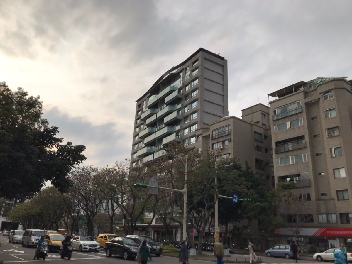 ▲這棟位於天母忠誠路一段上的豪宅，陽台為流線性的設計，獨具風味。（圖／記者賴志昶攝）