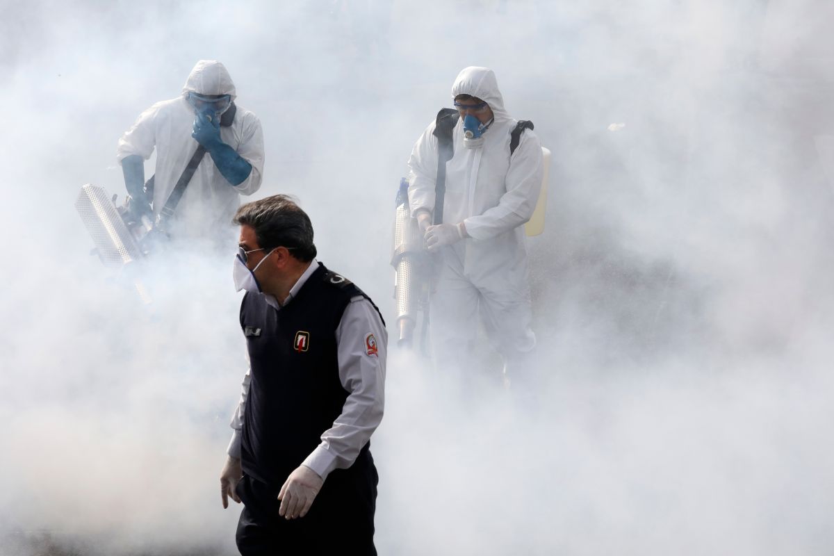 ▲伊朗感染COVID-19（2019冠狀病毒疾病）人數再度激增，單日確診人數連續3天創紀錄，總確診病例已超過400萬。圖為檢疫人員在德黑蘭街頭消毒資料照。（圖／美聯社／達志影像）
