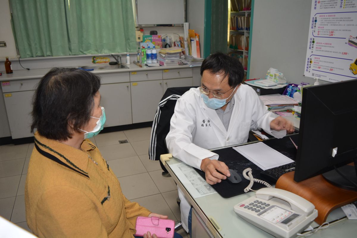 ▲西區衛生所楊百文醫師向病患表示，視網膜病變為糖尿病患失明主要原因，糖尿病病友罹病時間越長、或血糖、血壓控制不良者，視網膜病變風險越高。（圖／記者郭政隆攝影2020.3.16）