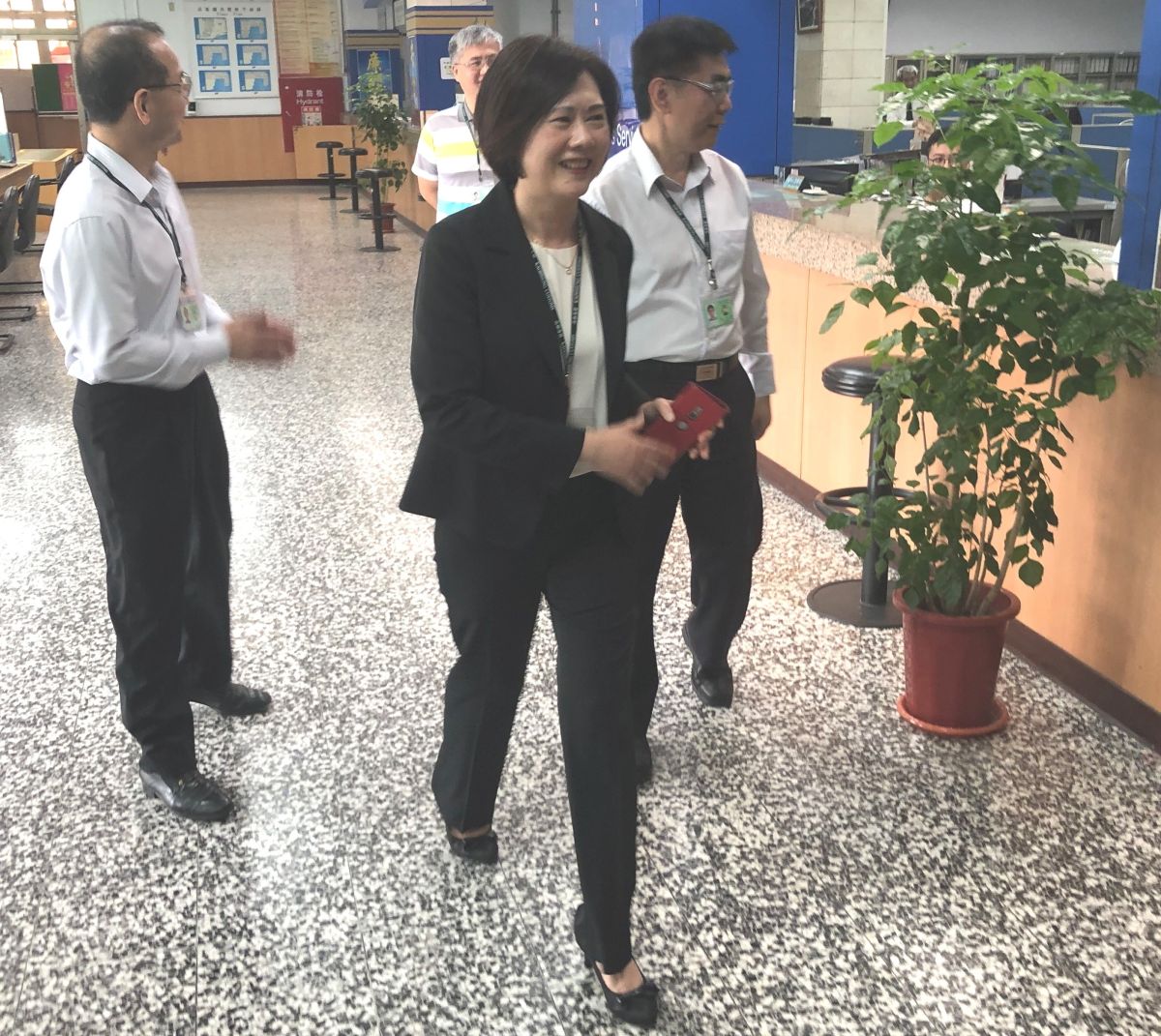 ▲財政部關務署高雄關關務長蘇淑貞(中)到所屬各單位視察業務。(圖／記者黃守作攝，2020.03.16)  