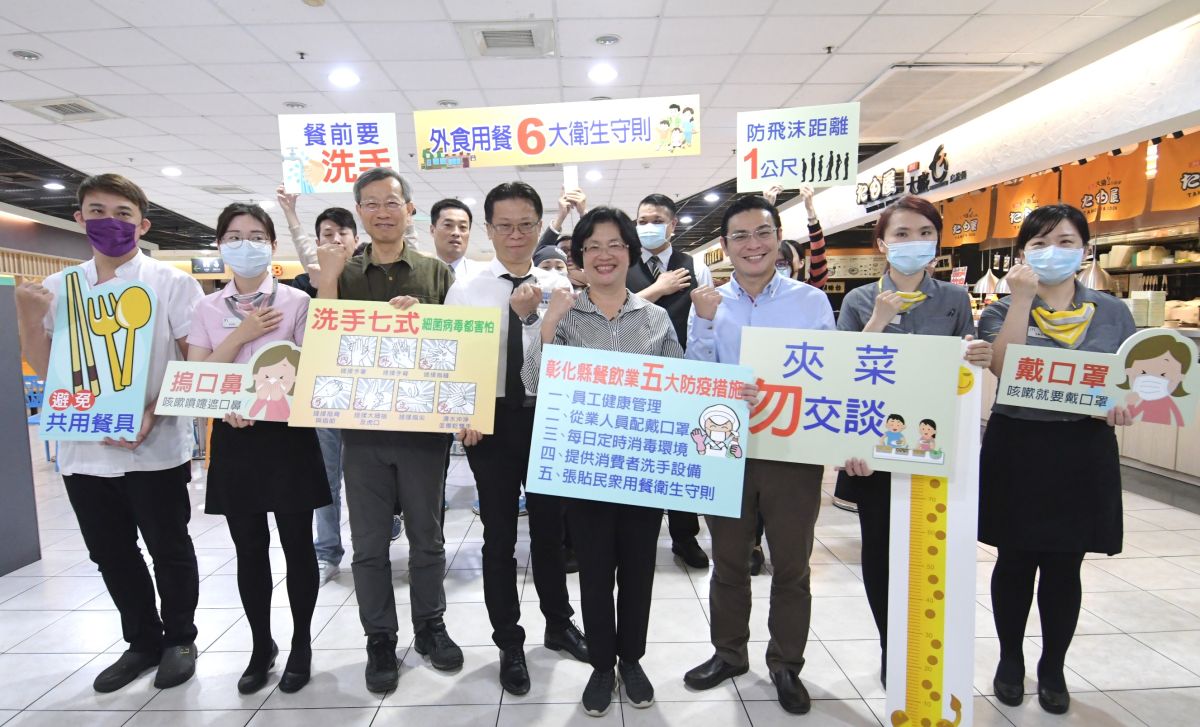 ▲彰化縣長王惠美前往彰化家樂福大賣場地下1樓美食區現場示範外食用餐衛生守則，提醒民眾疫情期間更應重視外食用餐衛生。（圖／記者陳雅芳攝，2020.03.16）