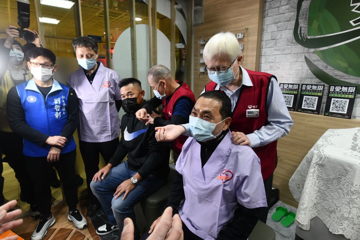 ▲新北市第24家視障按摩旗艦店於環狀線大坪林站正式開幕，侯友宜邀請大家來體驗。（圖／新北市府提供）