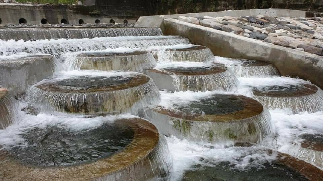 ▲網路瘋傳中市新秘境「土耳其棉堡」，慕名而來的遊客瞬間擠滿烏石坑山區。 (圖／警方提供2020.3.16)