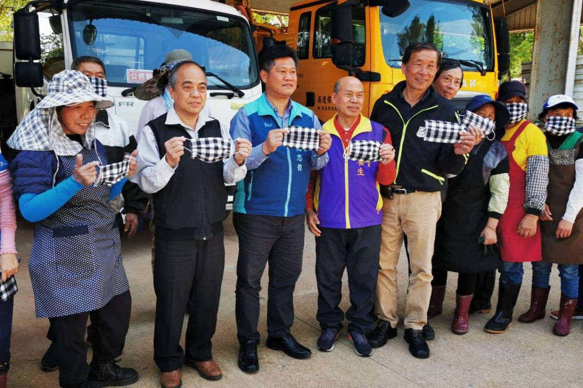▲古寧頭社區發展協會贈送金寧鄉清淨隊300個口罩套。（圖／蔡若喬攝, 2020.03.16）