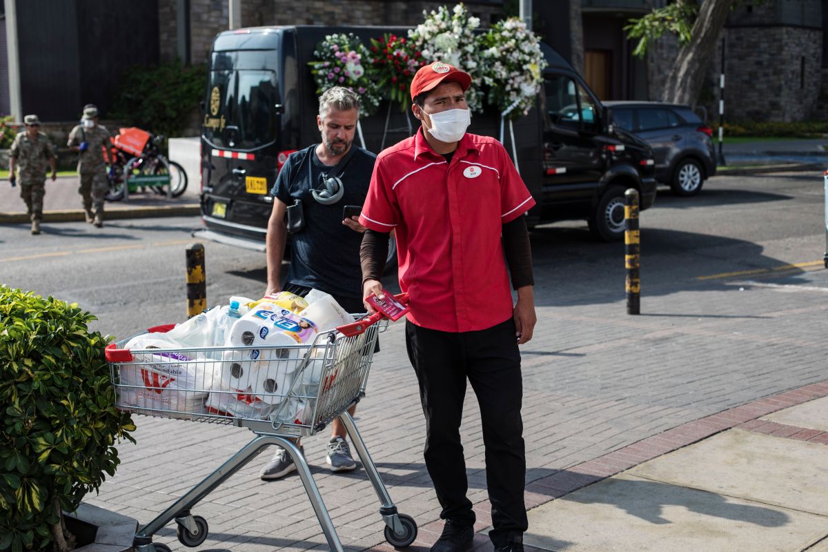 ▲秘魯政府16日宣布全國進入緊急狀態15天，民眾上街搶購民生用品。（圖／達志影像／美聯社）