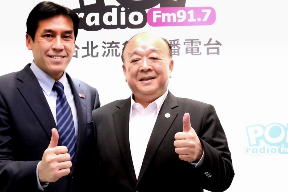 國民黨不分區立委吳斯懷（右）、主持人黃暐瀚（左）。（圖／POP提供）