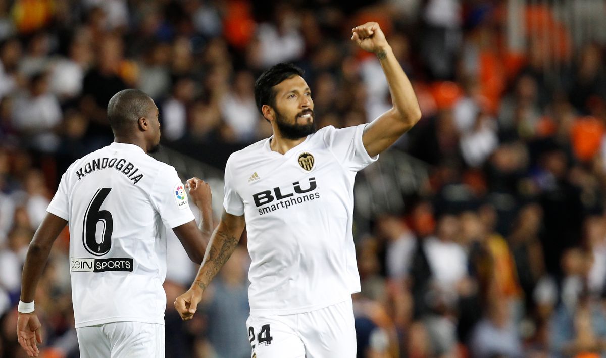 ▲瓦倫西亞後衛Ezequiel Garay(右)是全隊第一位確診武漢肺炎球員。（圖／美聯社／達志影像）