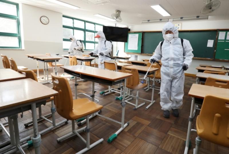 ▲防疫人員正在消毒教室。（圖／翻攝自《紐西斯通訊社》）