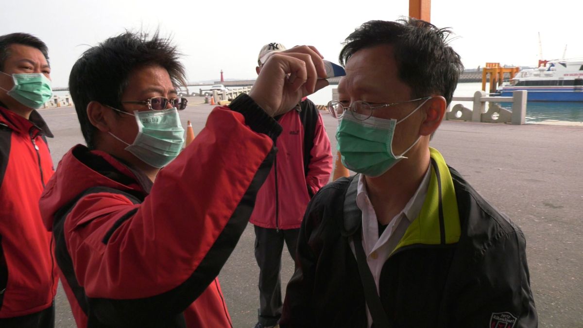 ▲即日起，民眾搭乘大、小金門交通船，登船前需測量體溫。（圖／蔡若喬攝, 2020.03.17）