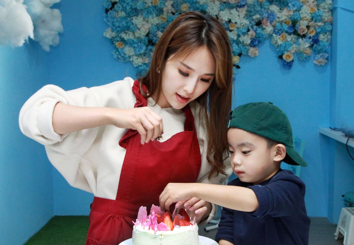 ▲三立新聞主播張齡予帶著朋友的小孩一起做蛋糕。（圖／三立）