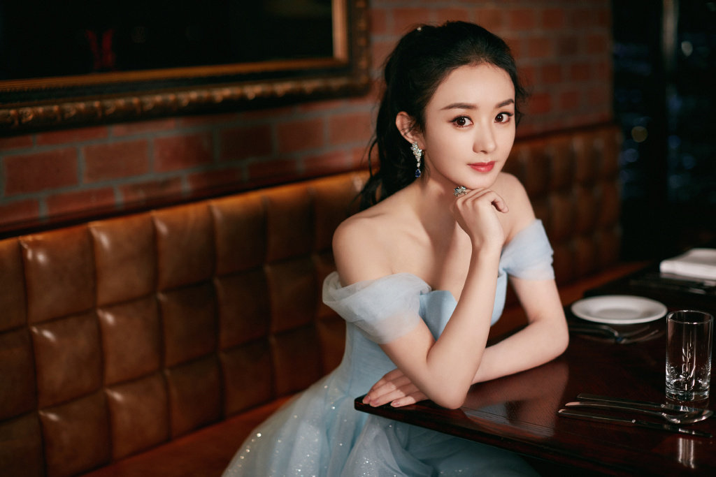 ▲趙麗穎婚變後拚復工拍戲，久未在社群平台曬出私照，昨（30）日突然更新動態曬出短髮造型。（圖 / 翻攝趙麗穎微博）