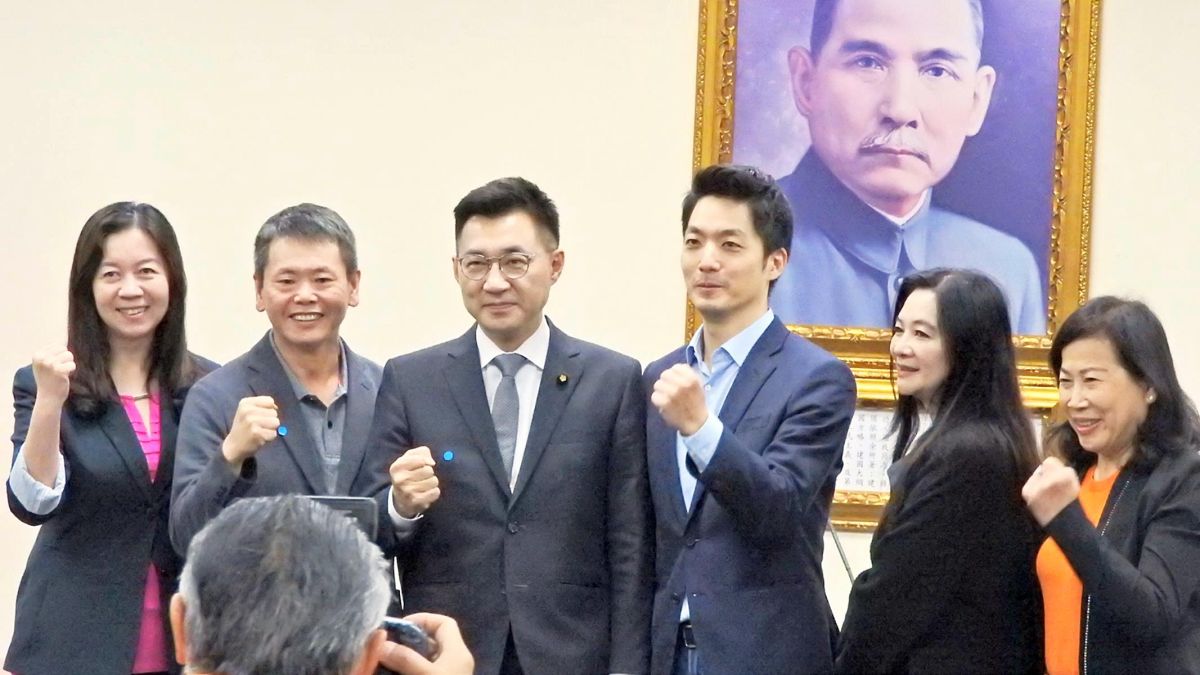 國民黨主席江啟臣和立院黨團幹部林為洲、蔣萬安合影。( 圖 / 記者陳弘志攝 )