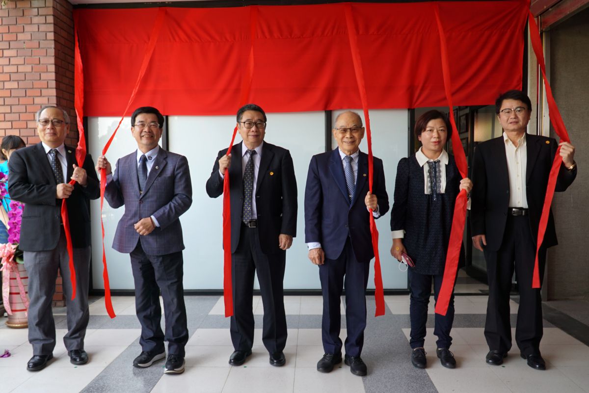 ▲校友總會理事長李正雄、傑出校友聯誼會會長蔡啟仲(左二)、大葉大學校長梁卓中(左三)等人共同揭牌。（圖／記者陳雅芳攝，2020.03.17）