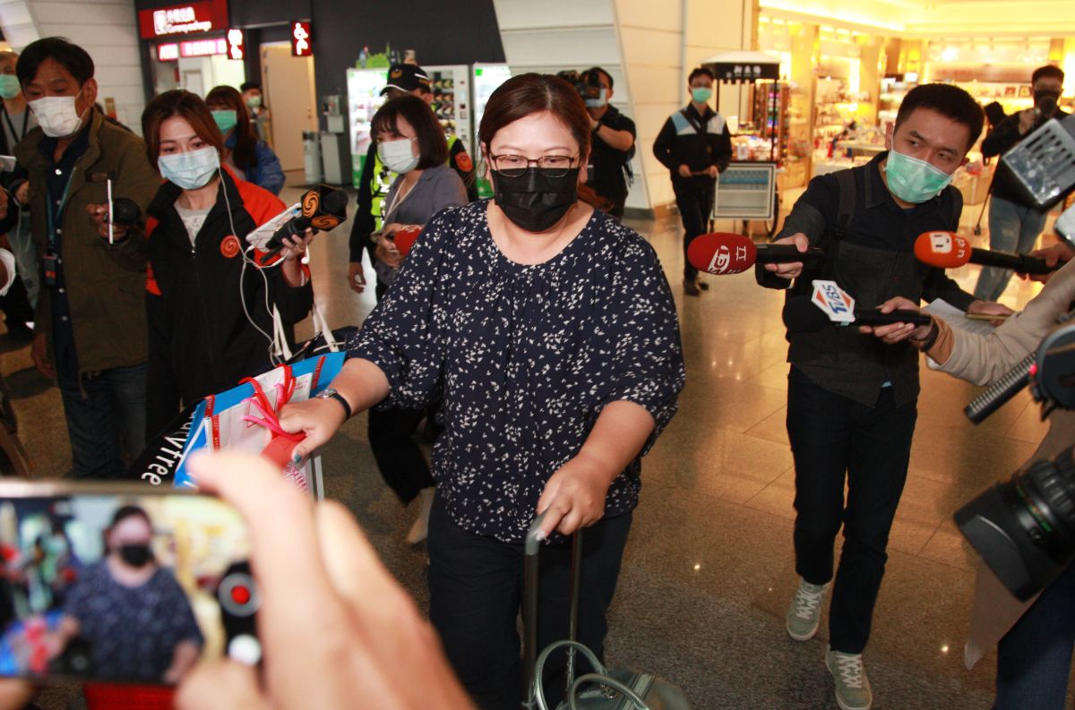 ▲林綺芳下午4點多步出一航廈入境大廳時語帶哽咽表示，「真的沒有人為了那1萬4千元，讓社會成本造成這麼大的浪費」。（圖／記者李春台攝, 2020.03.17）