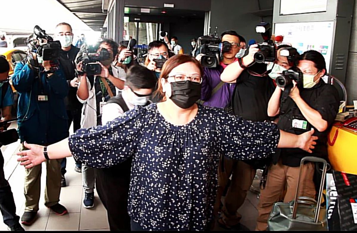 ▲出關後，林綺芳在防疫計程車站完成登記及簡單的消毒後，隨即搭乘機場防疫計程車離開。（圖／記者李春台攝, 2020.03.17）