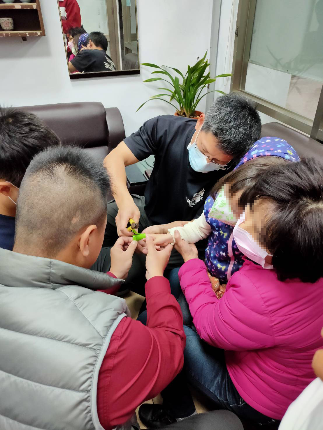 ▲小朋友手指遭玩具卡住腫脹，消防隊員助脫除。（圖／金城消防分隊提）