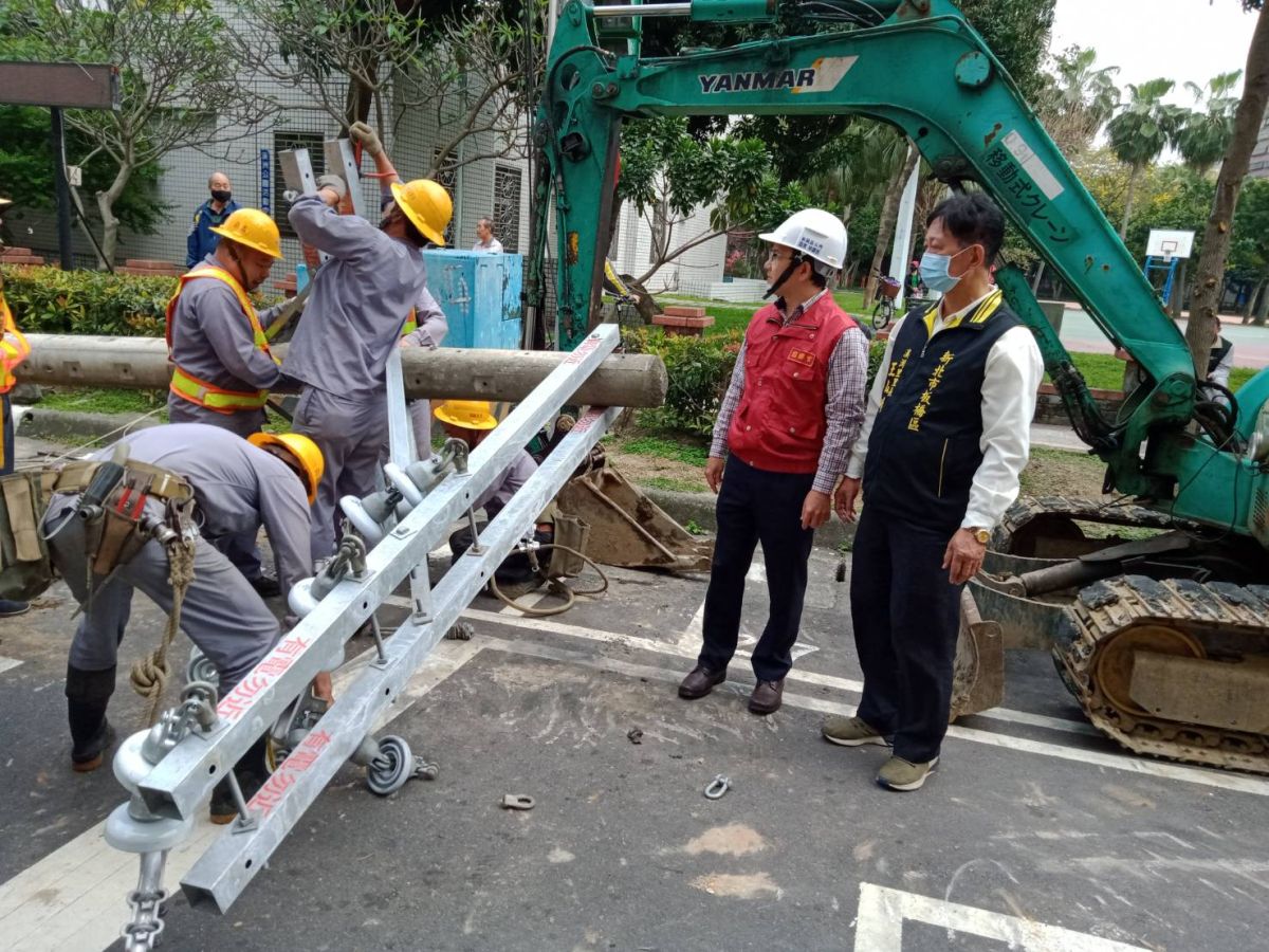 ▲板橋區溪崑二街112巷今（17）日發生電桿斷裂事件，造成共442戶停電。（圖／板橋區公所提供提供）