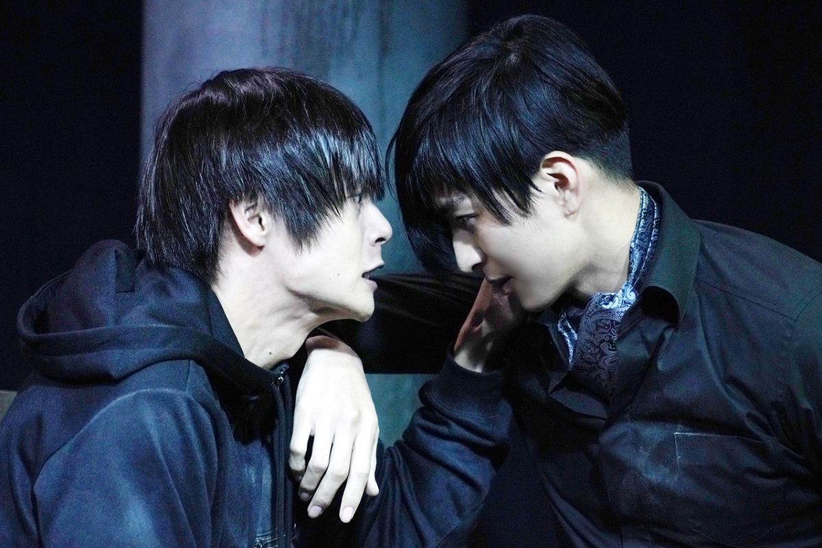 ▲窪田正孝（左）與松田翔太片中展現「意外的BL情誼」。（圖／車庫娛樂）