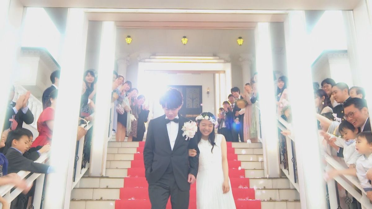 ▲佐藤健（左）與白石萌音（右）步入禮堂。（圖／ friDay影音提供） 