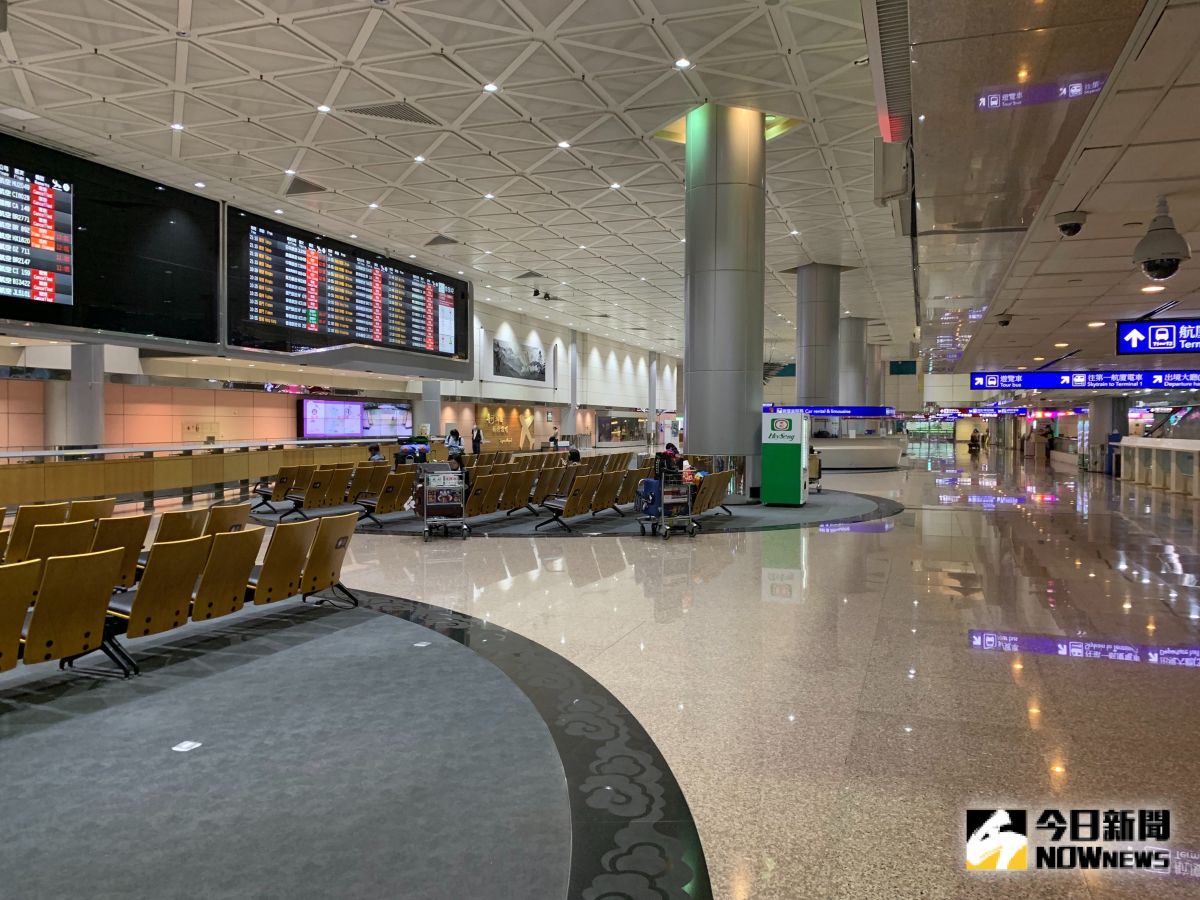 ▲武漢肺炎重創觀光業，桃園機場入境大廳空無一人，旅遊業者宣布， 4 月 30 日前的海外團體行程全數取消。（圖／NOWnews資料圖片）