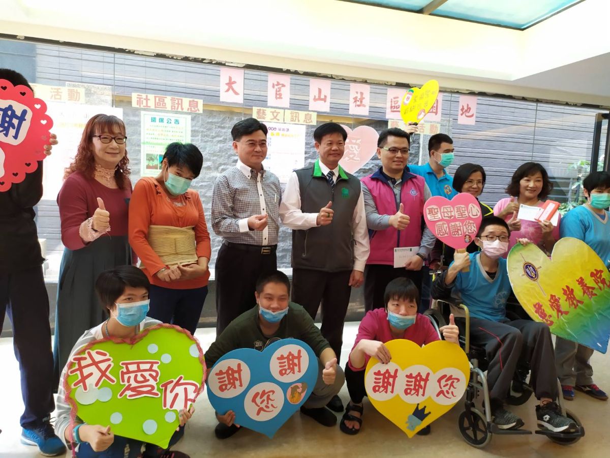 ▲大官山社區居民與雅筑保全股份有限公司連續10年愛心捐款不間斷，今（18）日捐款12萬元給慈愛教養院及聖母聖心啟智中心。（圖／記者葉靜美攝，2020.03.18）