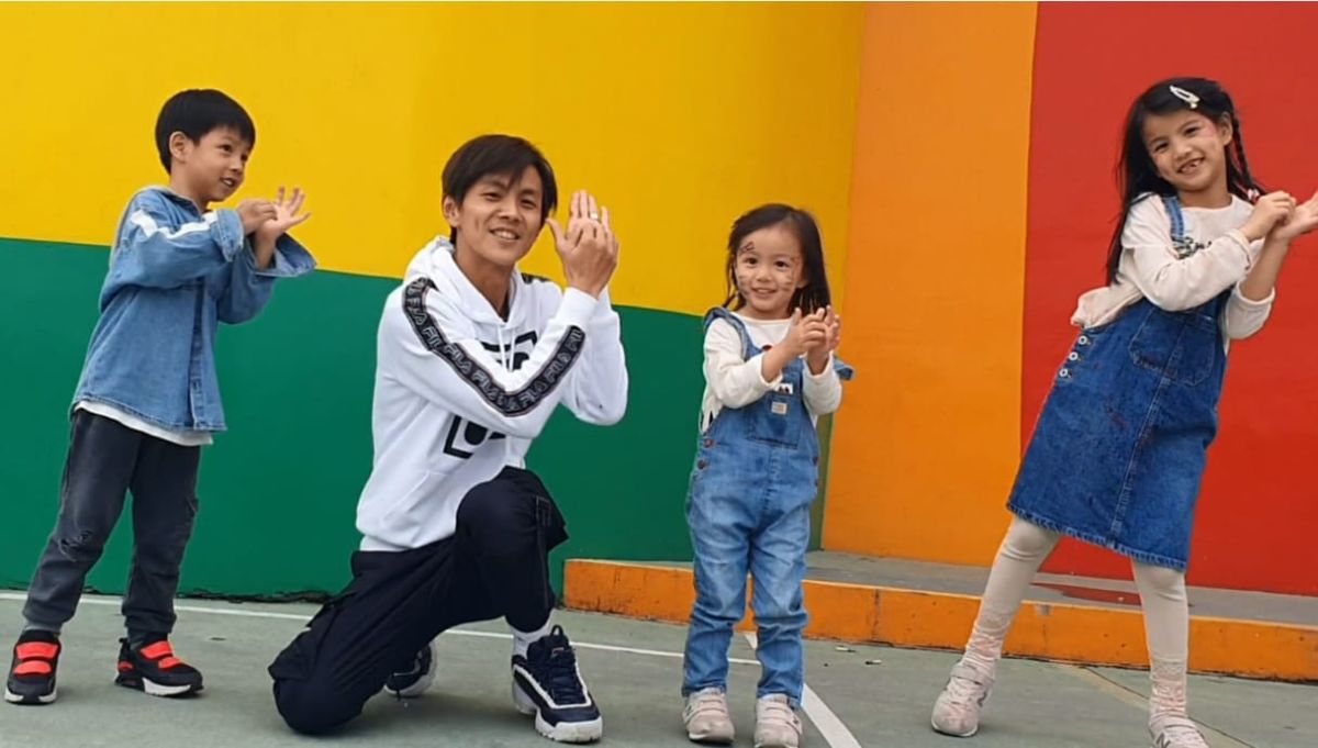 ▲阿翔帶跳子女跳「洗手舞」。（圖／時代創藝提供） 