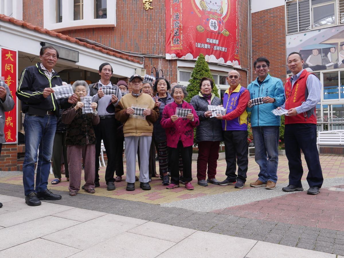 ▲古寧頭社區捐贈300個口罩套給金門大同之家。（圖／蔡若喬攝, 2020.03.18）