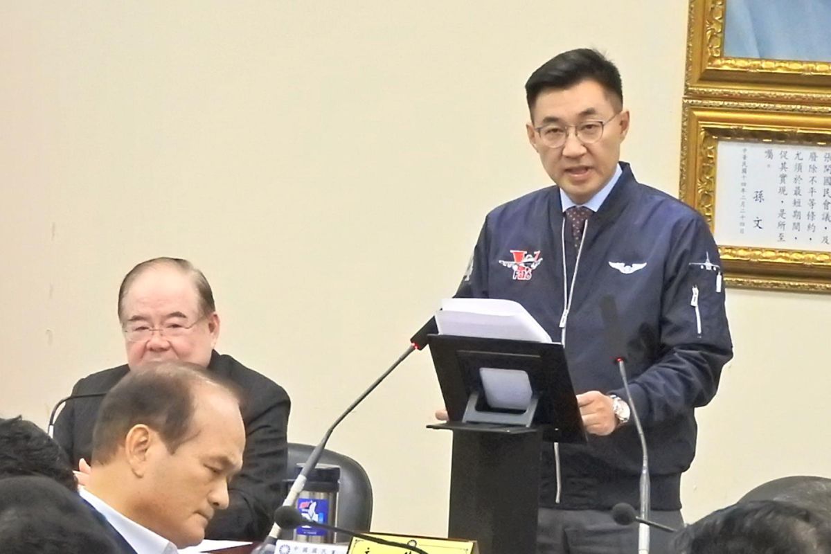 國民黨主席江啟臣18日主持中常會，一旁是祕書長李乾龍。( 圖 / 記者陳弘志攝 )