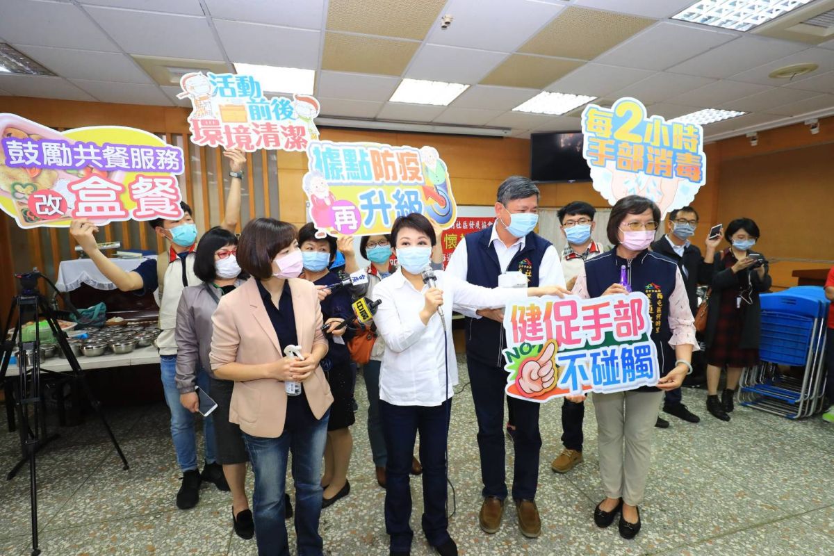 ▲市長盧秀燕前往社區關懷據點宣導防疫知識 (圖／柳榮俊翻攝2020.3.18)