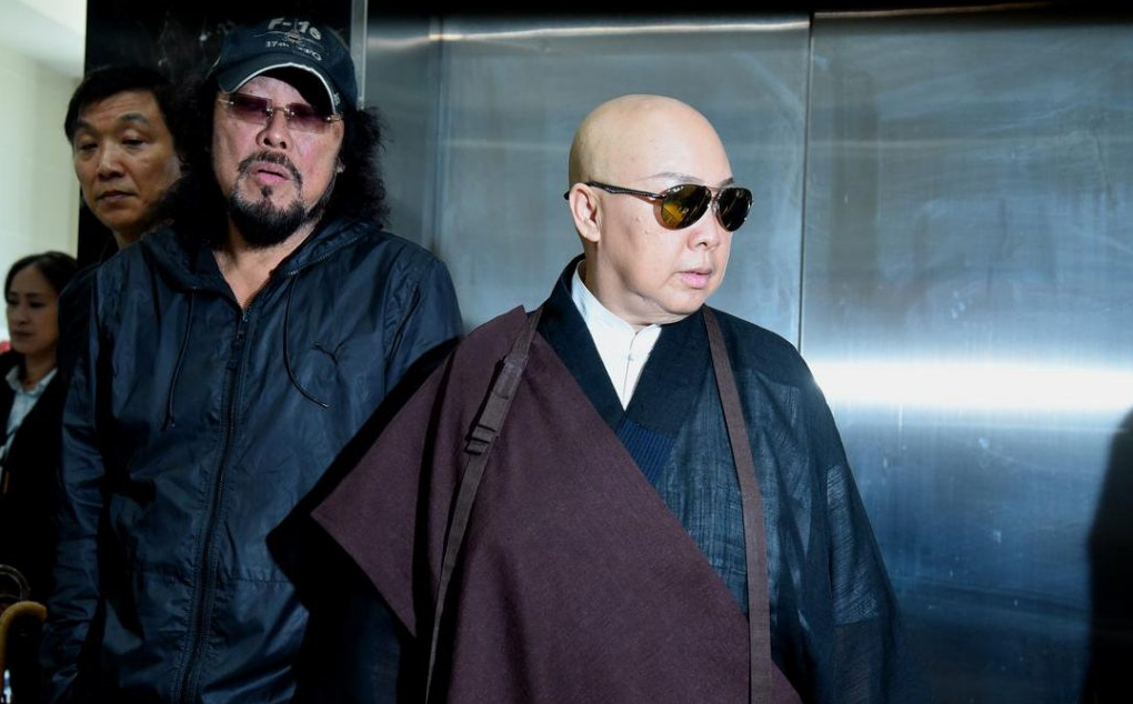 ▲恆述法師驚爆積欠高利貸巨額債務，左為她的弟弟張菲。（圖／資料照）