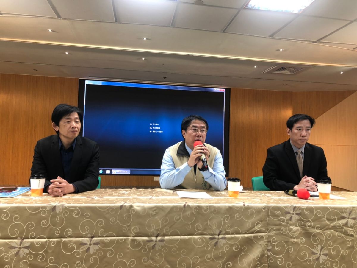 ▲台南市長黃偉哲(中)說明「退票換套票」的活動辦法，希望能夠補貼因武漢肺炎疫情而無法出國的民眾損失（圖／記者林怡孜攝，2020,03,18）