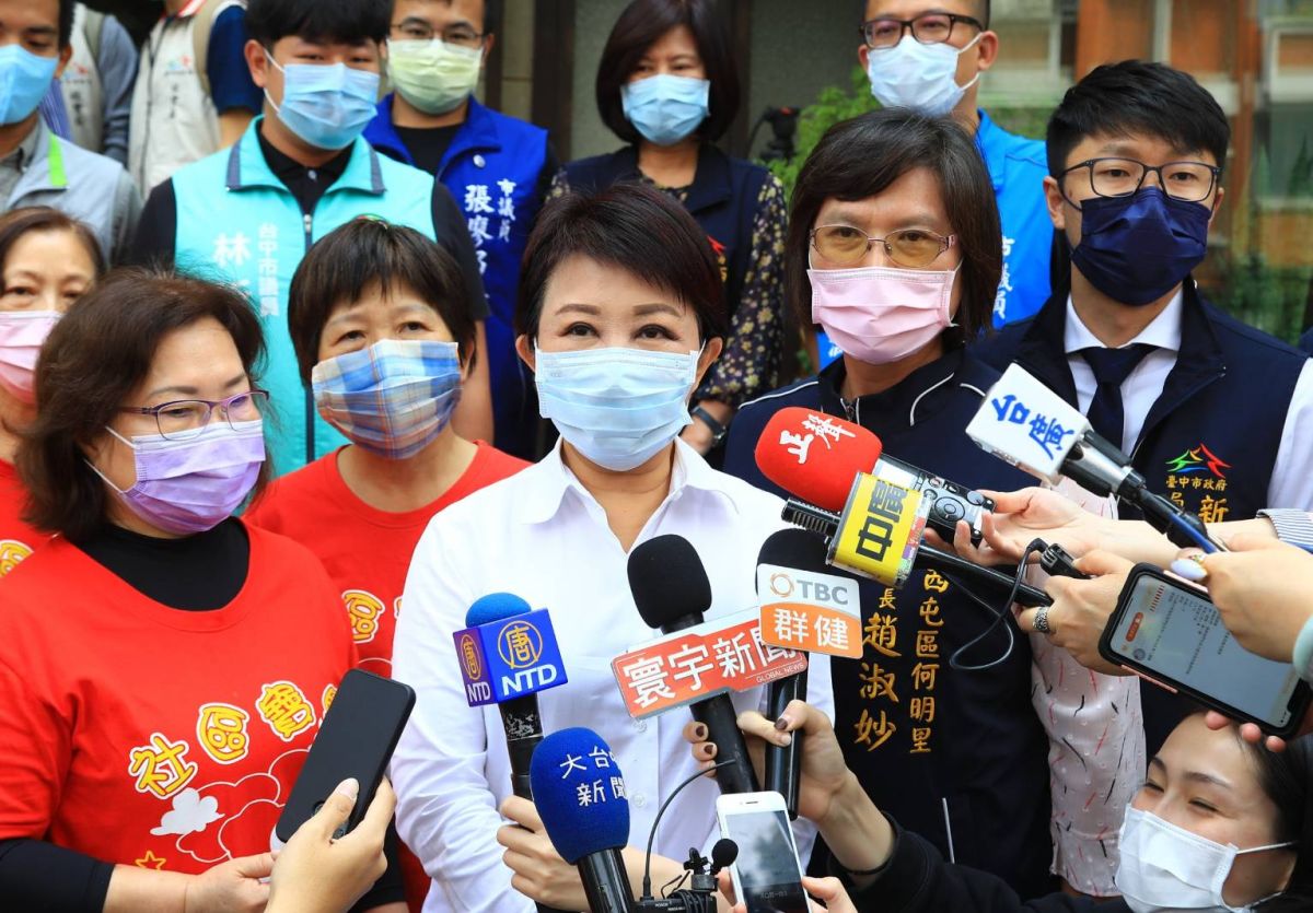 ▲市長盧秀燕集體百名國中小學百名校長集體跳舞拍攝兒童節慶祝影片，被外界批抨防疫「如兒戲」。 (圖／柳榮俊翻攝2020.3.18)