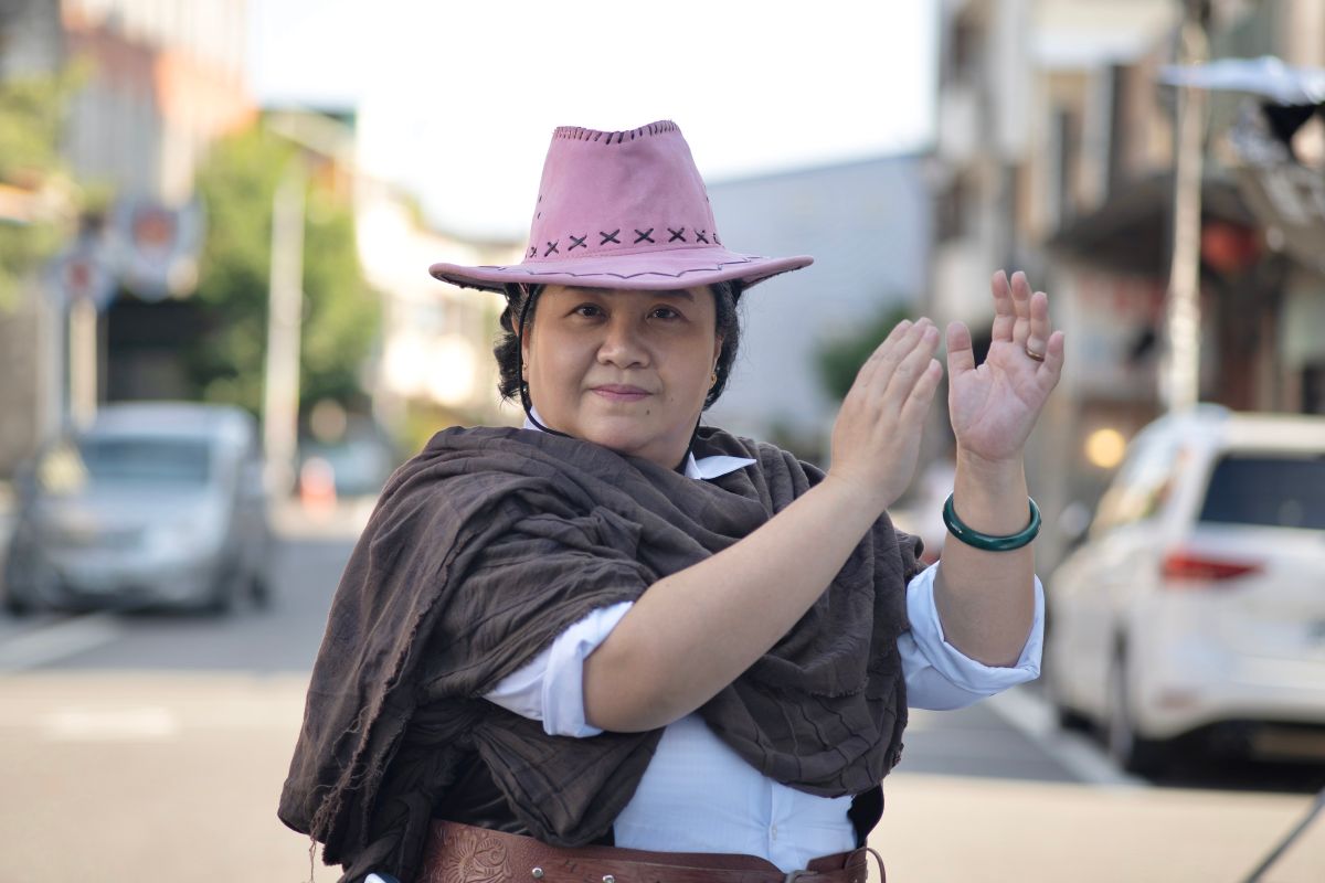 ▲鍾欣凌「Cos」荒野大鏢客，頂38度高溫穿三層戲服。（圖 / 公視提供）