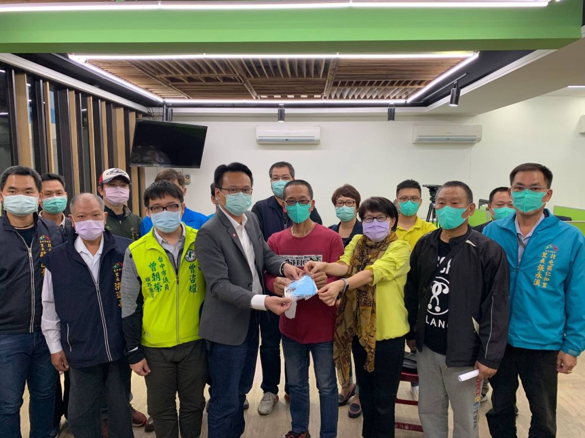 ▲民營市場未列入口罩配售行列，立委莊競程邀集經濟部中部辦公室等相關人員，研商擴大辦理口罩配售機制。(圖／柳榮俊翻攝)