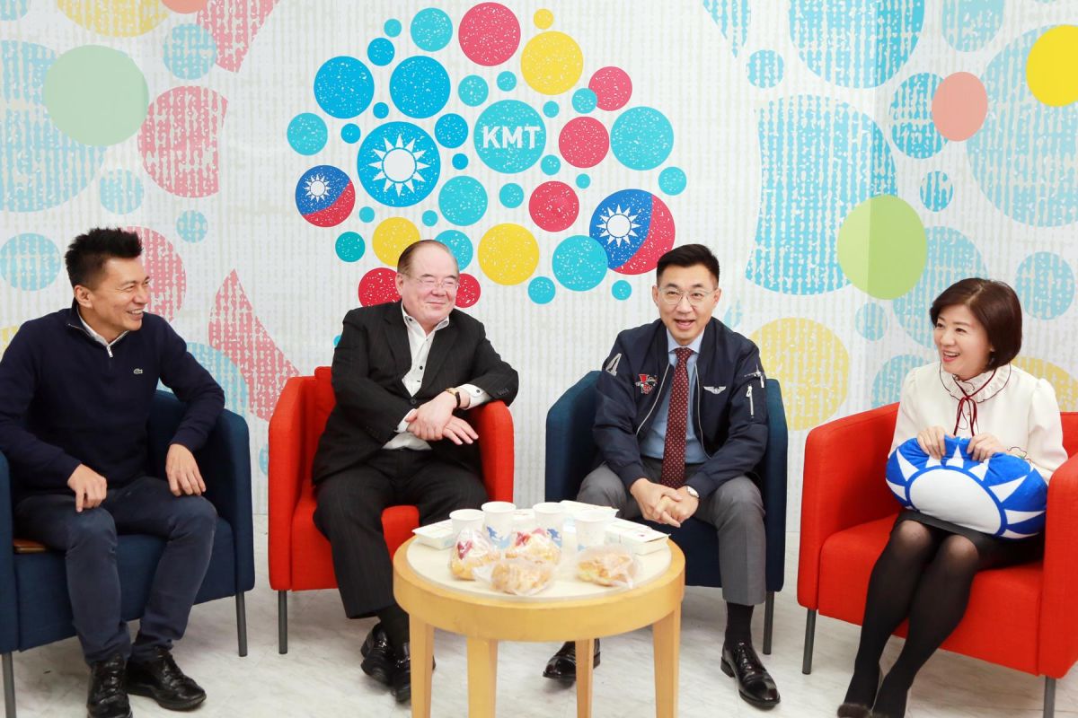 國民黨主席江啟臣18日晚間首度開「黨主席直播」。( 圖 / 國民黨提供 )