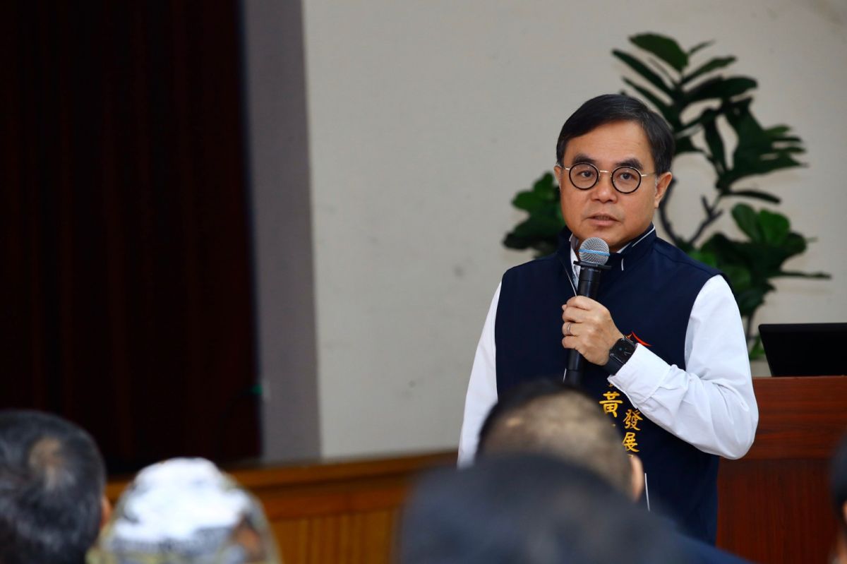 ▲中市政府都發局長黃文彬的兒子從美返台，自覺喉嚨有痰，慎重處理獨自到醫院檢查，雖未發燒，但仍住院觀察，向市長盧秀燕請假，主動居家檢疫。 (圖／市政府提供2020.3.19)