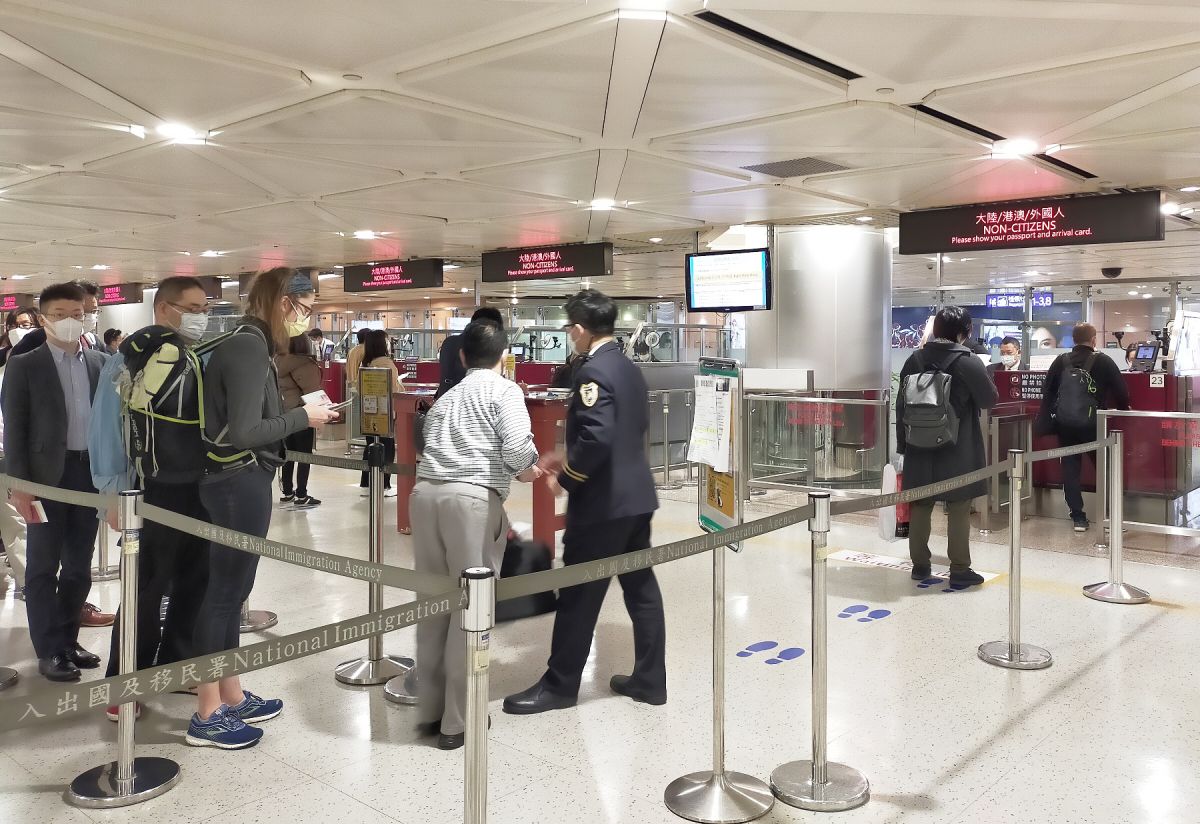 ▲根據機場入境資料，從第三級疫區返國民眾18日有8千多人，預估今日將有9千多人返國。（圖／資料照片）