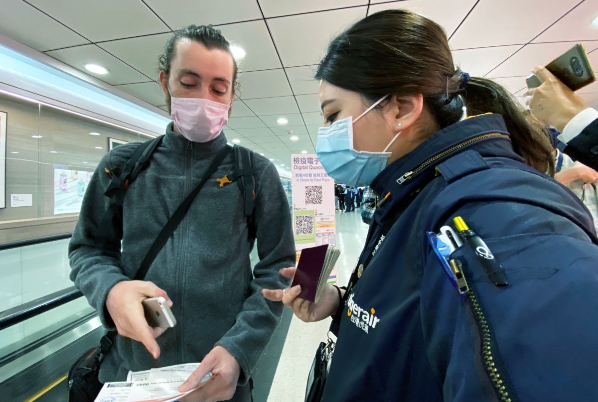 ▲1名法籍旅客在下機後得知無法入境時滿臉錯愕，但他並不想重返新加坡，對於滯留桃機感到憂心。（圖／記者李春台翻攝）