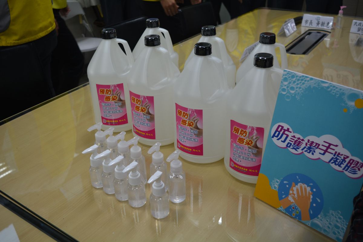 ▲嘉義市家長協會捐贈的防護潔手凝膠式。（圖／記者郭政隆攝影2020.3.19）
