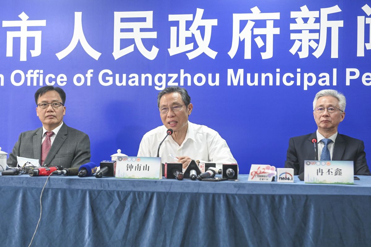 ▲中國防疫專家鍾南山（中）。（圖／翻攝自《香港 01 》）