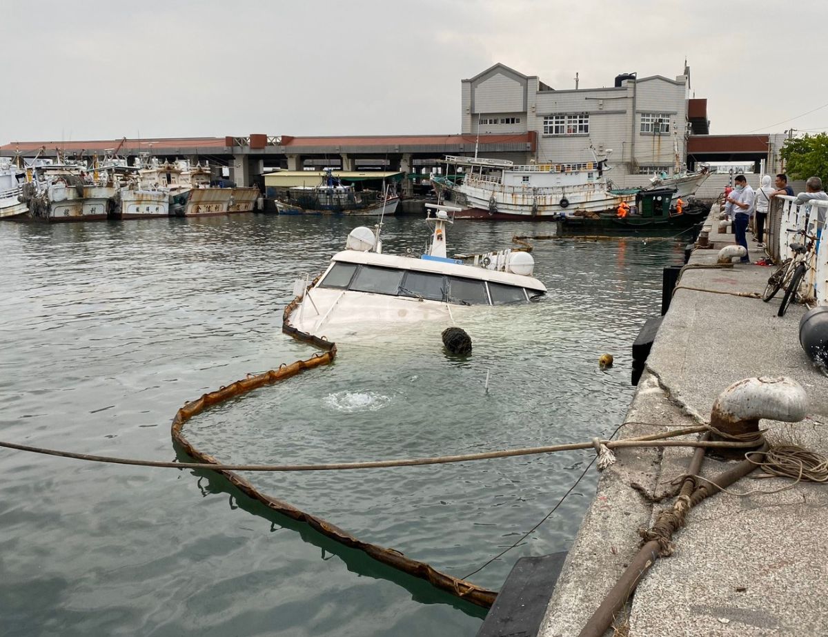 ▲綠島之星1號客輪半沉高雄港，恐漏油急設攔油索。(圖／記者黃守作攝，2020.03.19)