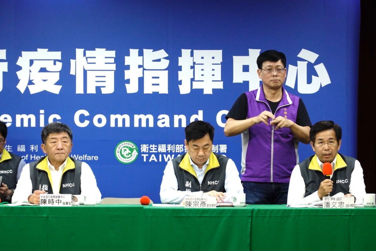 ▲教育部長潘文忠（右1）表示，目前該校就從明天到27日全校停課，這也是首次因為有2名確診個案，第一所全校停課的學校。（圖／教育部提供）