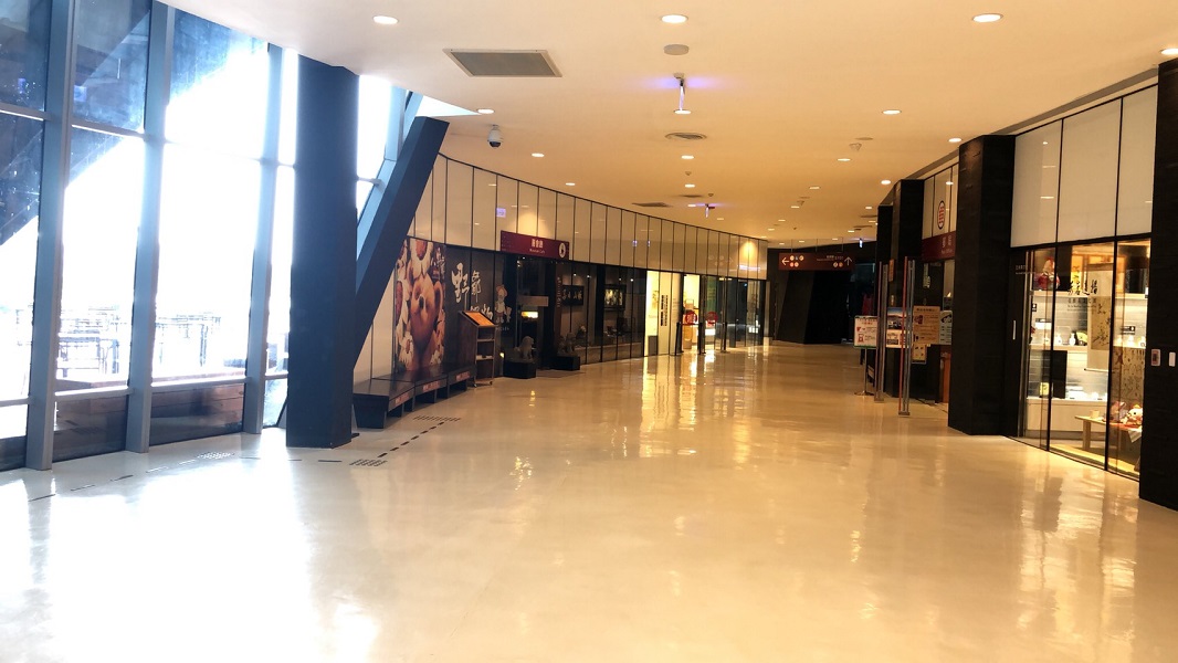▲故宮南院的一樓走道空無一人，文創禮品的商家的部份員工已經開始放無薪假。（圖／讀者提供，2020,03,19）