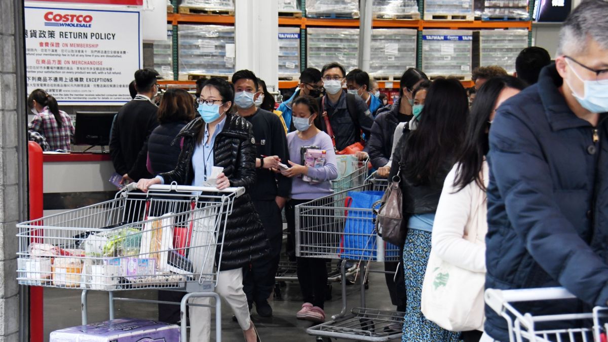 ▲台灣疫情破百例確診，不少民眾到賣場補足生活用品及糧食。（圖／NOWnews攝影中心）
