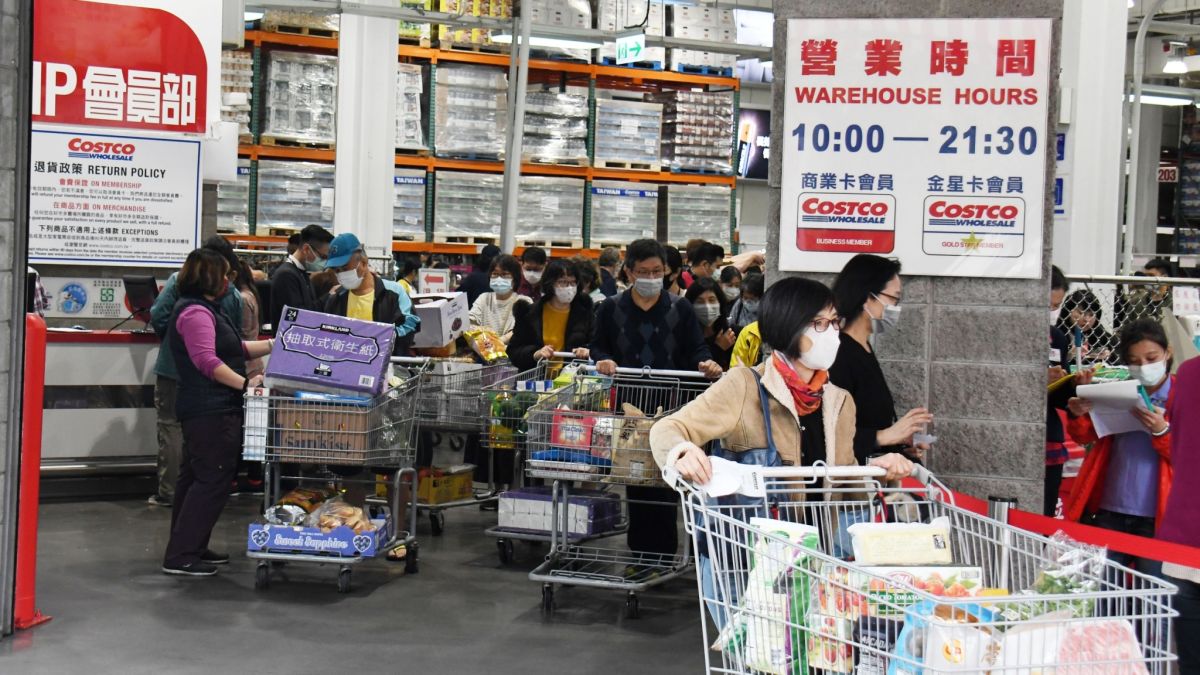 ▲台灣疫情破百例確診，不少民眾到賣場補足生活用品及糧食。（圖／NOWnews攝影中心）