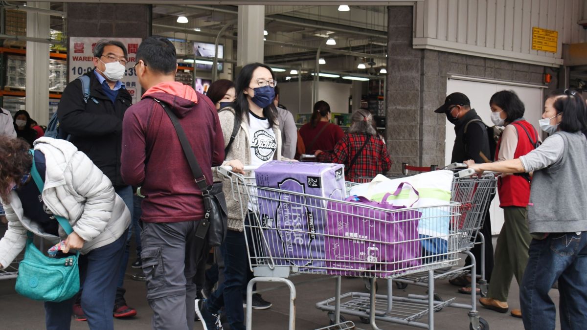 ▲台灣疫情破百例確診，不少民眾到賣場補足生活用品及糧食。（圖／NOWnews攝影中心）
