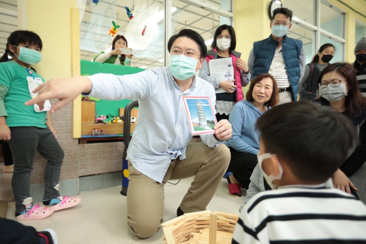 ▲基隆市長林右昌前往安樂區的長樂國小附設幼兒園視察防疫措施，聽到小朋友都很清楚防疫作業，林右昌當下表示肯定及欣慰。（圖／基隆市政府提供）