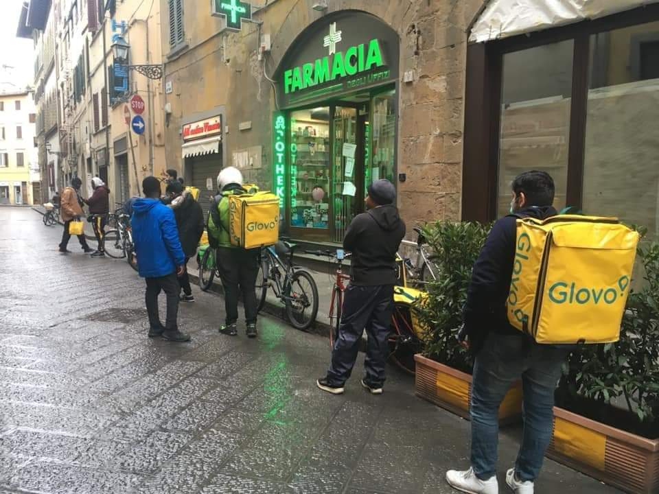 ▲國外外送員大排長龍，網友立刻聯想到《死亡擱淺》。（圖／翻攝自Mimi Moon推特）