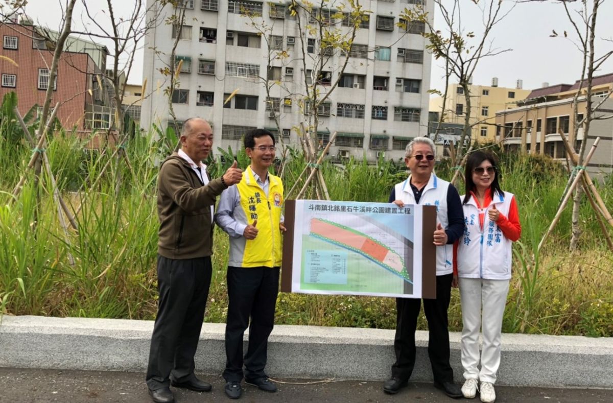 ▲斗南鎮石牛溪畔在縣議員蔡東富（右2）和鎮長沈暉勋（左2）等的催生下，又喜添一處可供民眾休憩的親子遊樂公園。（圖／記者簡勇鵬攝，2020.03.19）