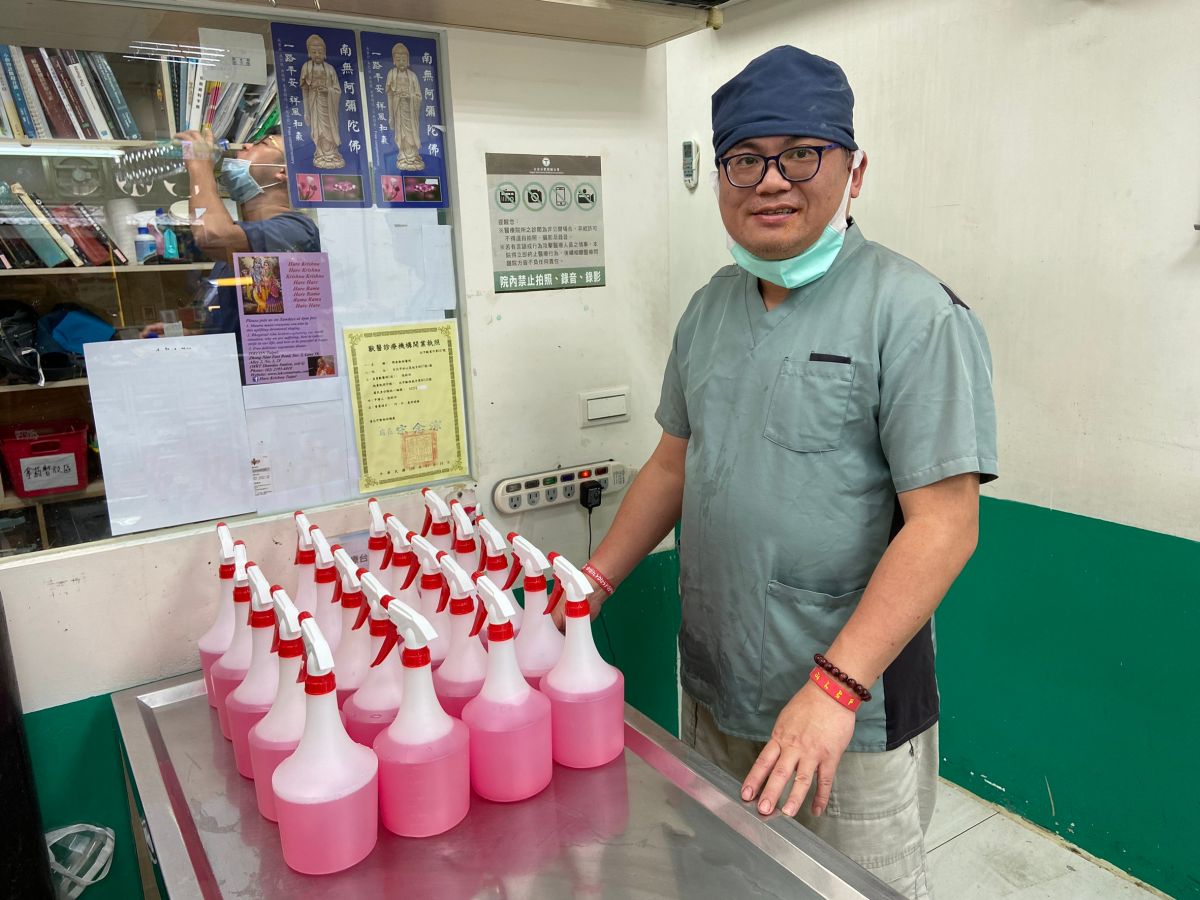 ▲新冠狀肺炎疫情持續延燒，防疫期間，口罩與酒精等防疫用品也變得一瓶難求，為協助防疫布局，加強民眾防疫，動物醫院（興泰），於醫院免費發送防疫清潔用藥水給民眾，希望能助民眾與毛孩爸媽一同抗疫，共同抵擋武漢肺炎疫情肆虐！ （圖／興泰動物醫院提供）